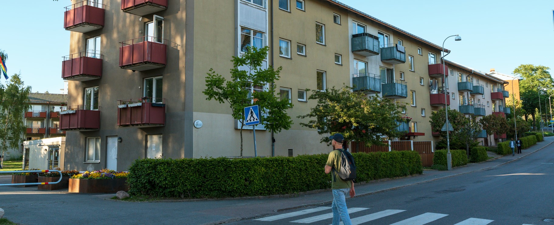 hus buskar kille på övergångsställe
