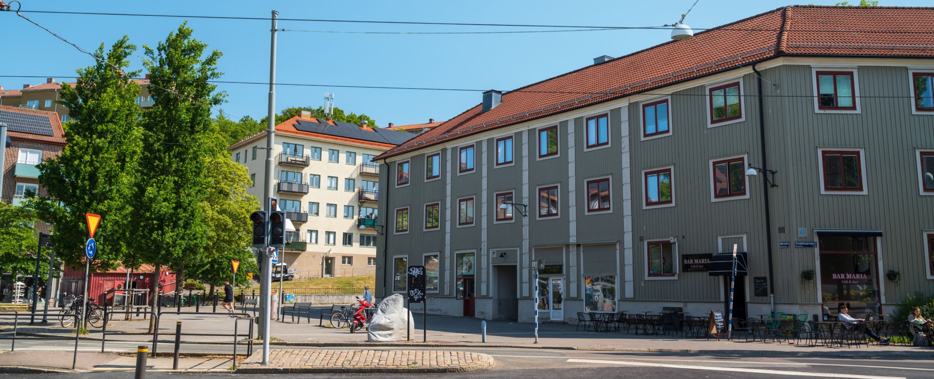 Foto från Mariaplan i Majorna med typiska landshövdingehus och funkishus i bakgrunden.