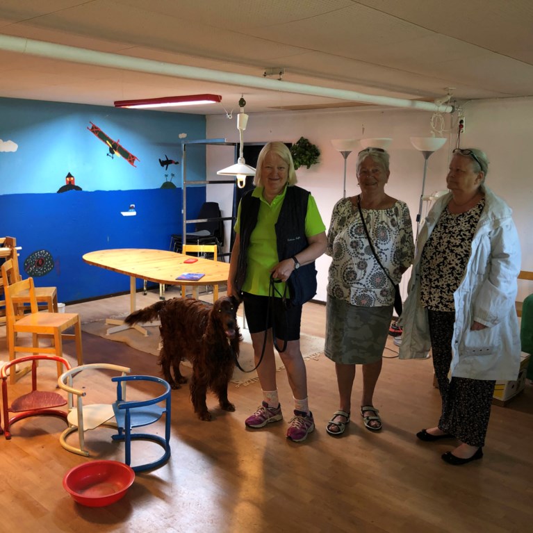 Tre av styrelseledamöterna i den lokala hyresgästföreningen Kullgården står i kvarterslokalen före renoveringen.