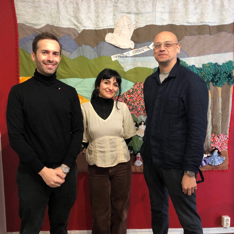 Från vänster: Chiles konsul i Göteborg Manuel José Saldías som besökte vernissagen, tillsammans med utställningens curator Anais Constantino Figueroa och Gonzalo Cifuentes Valdés från Hyresgästföreningen Västra Göteborg.