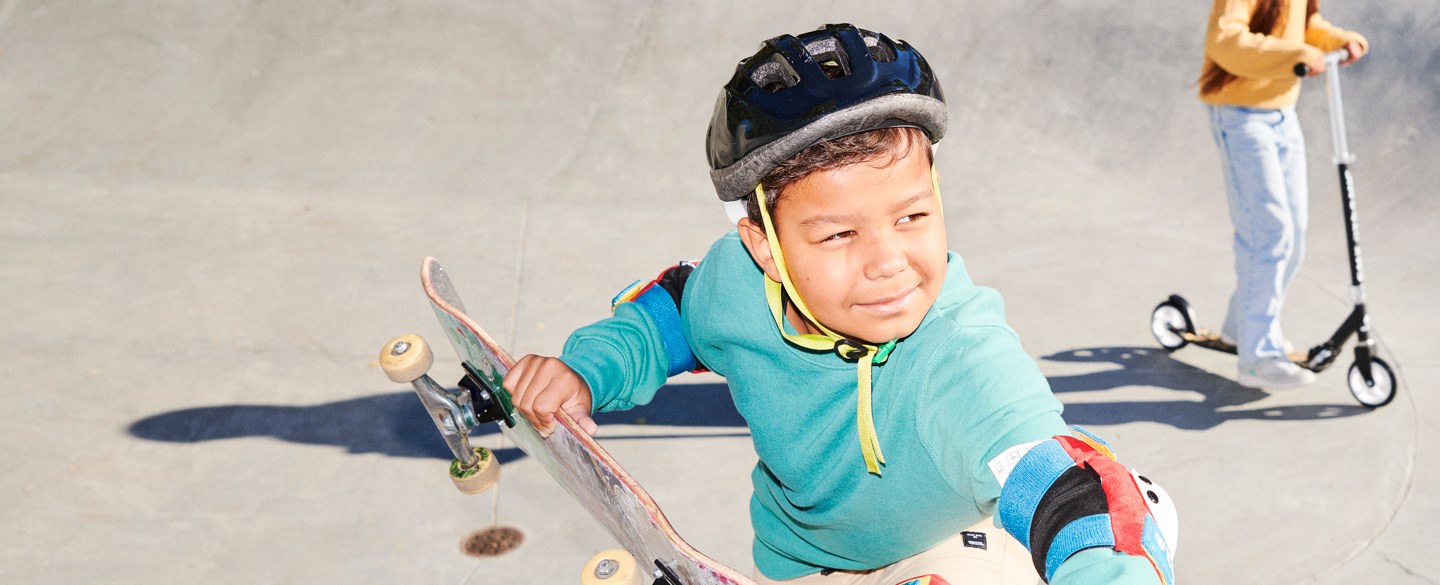 Pojke njuter av sin bästa aktivitet på sommarlovet - att åka skateboard