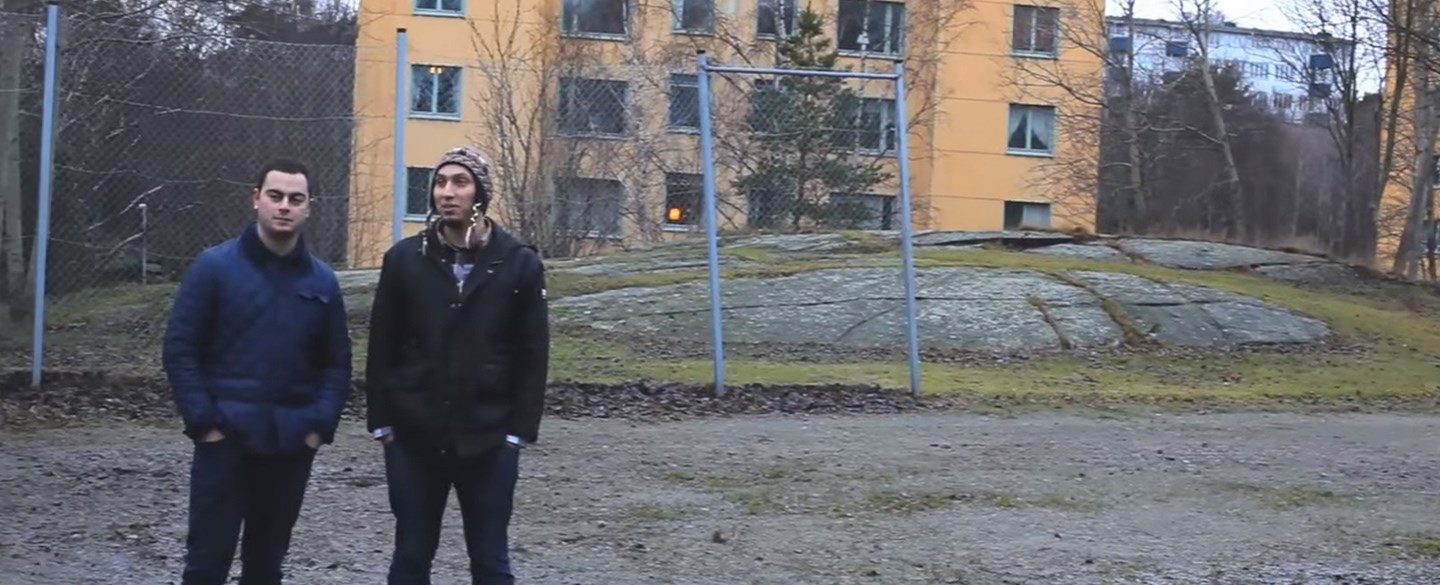 Chagdas och Rodrigo på lerig fotbollsplan