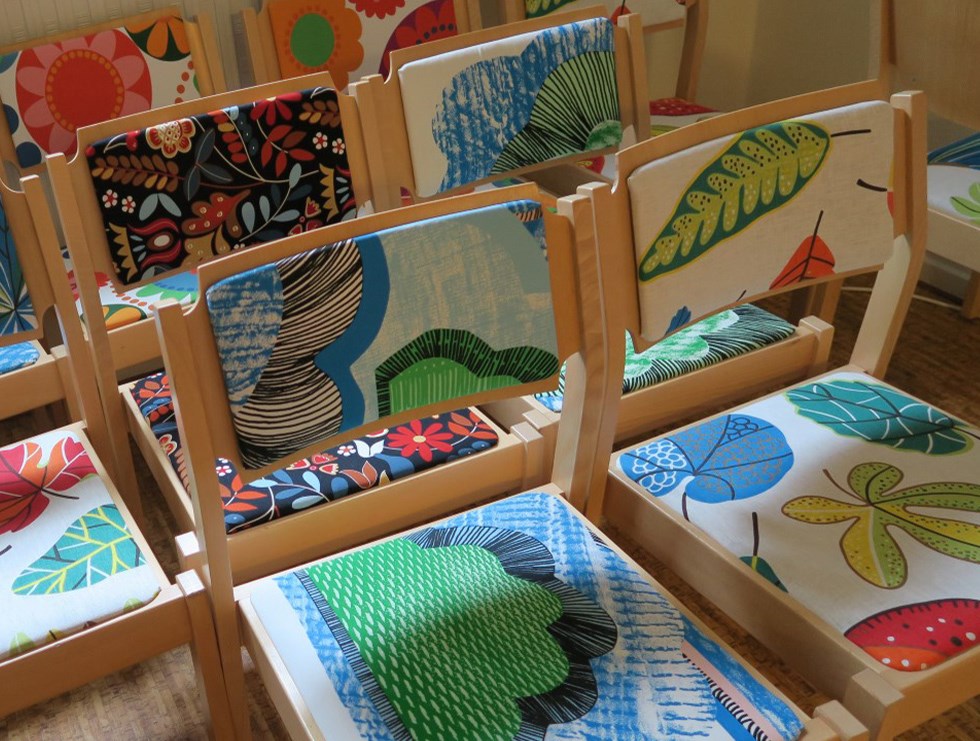 Stolar klädda i blommiga tyger