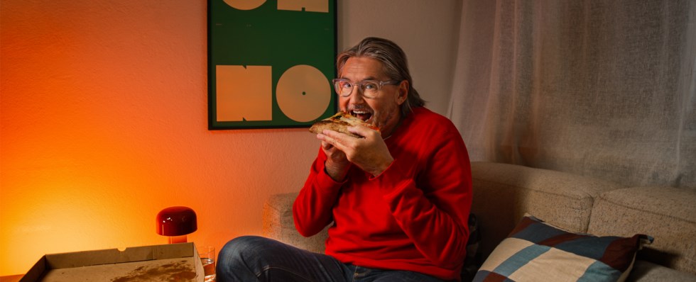 Man äter pizza