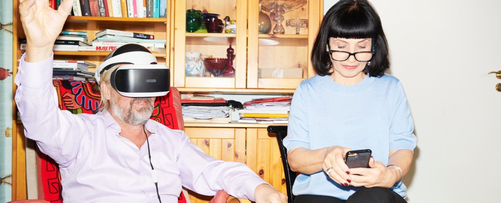 En man och en kvinna testar VR-glasögon