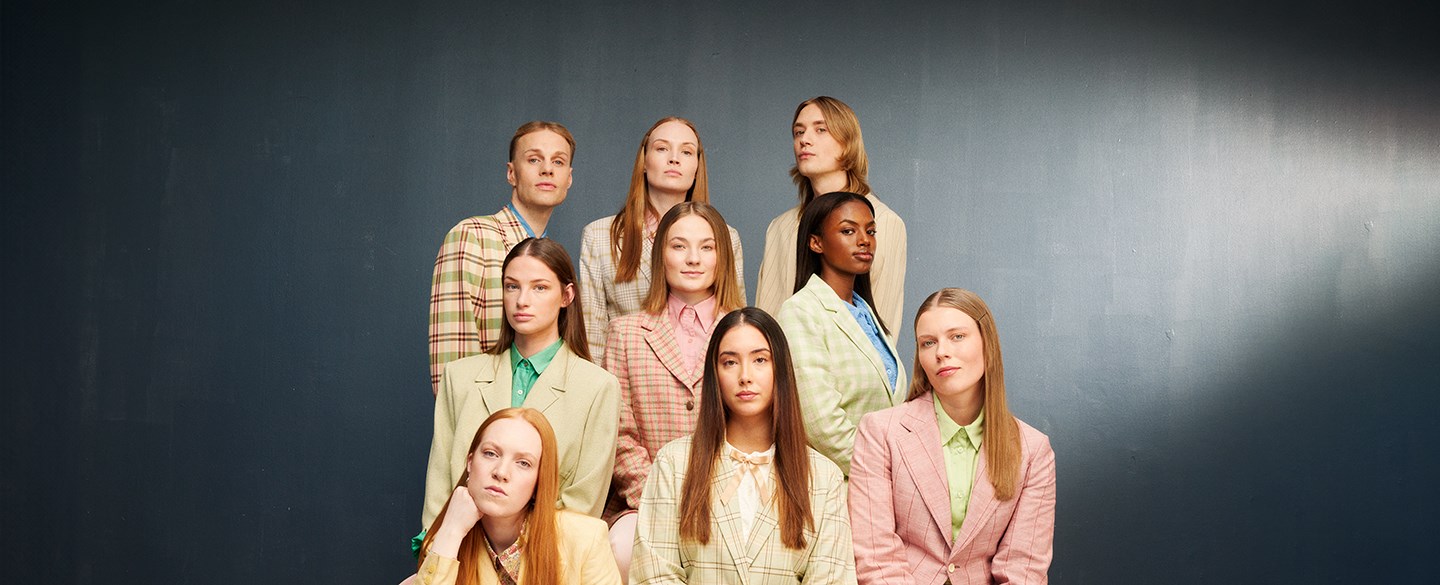 grupp personer i moderiktiga kläder