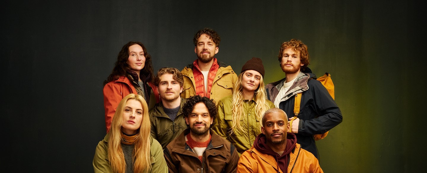 Grupp personer klädda för utomhussaktiviteter