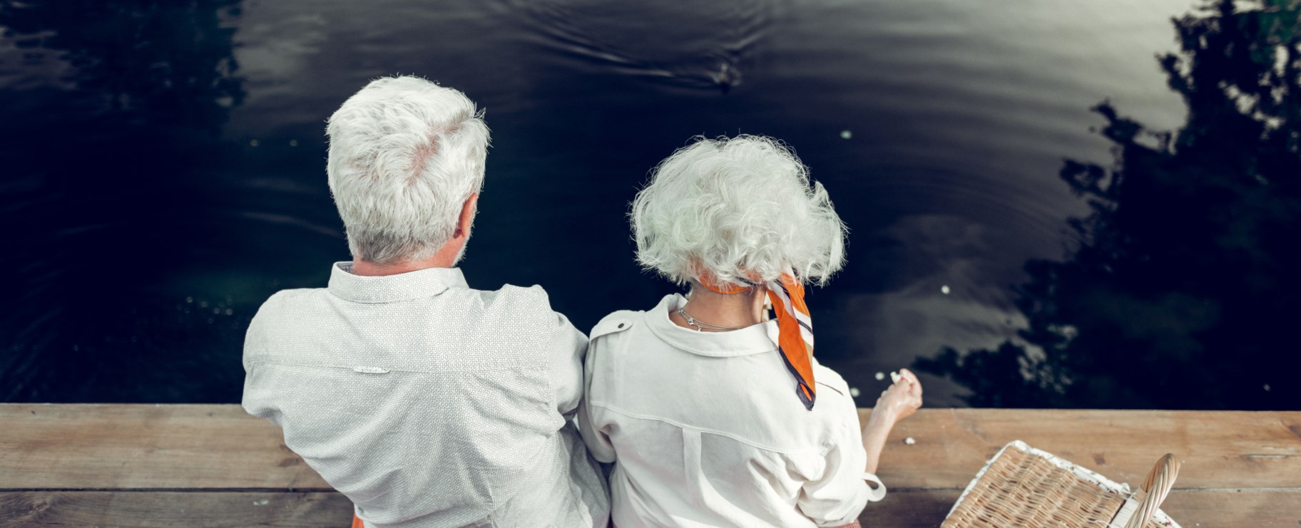 äldre sitter vid vattnet