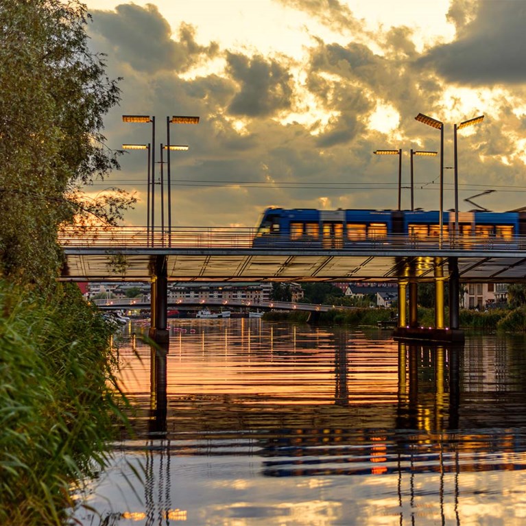 hammarby sjostad spårvagn stockholm skymning