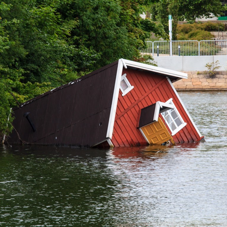 hus i vattnet, översvämning