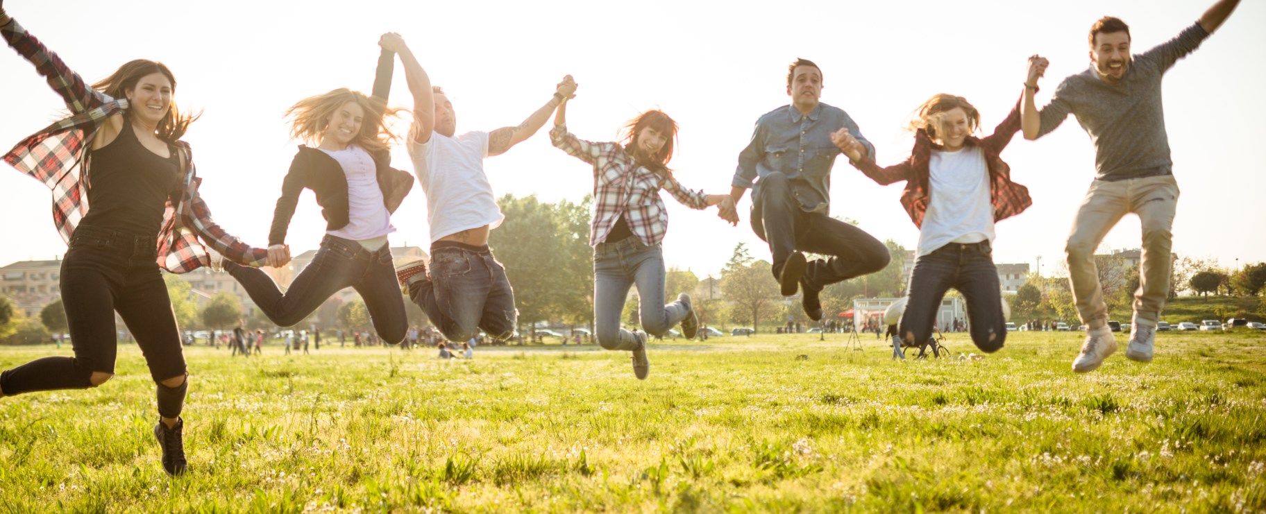 vänner håller hand och hoppar