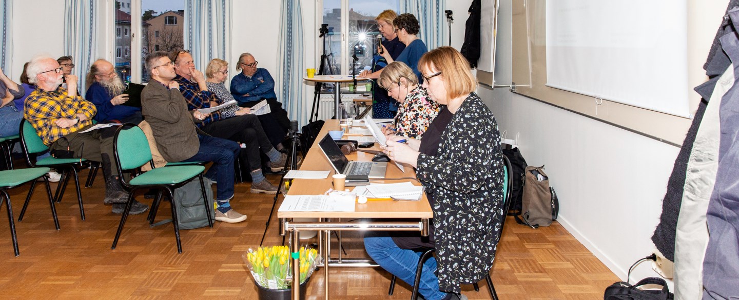 En förenings som har ett årsmöte med många personer