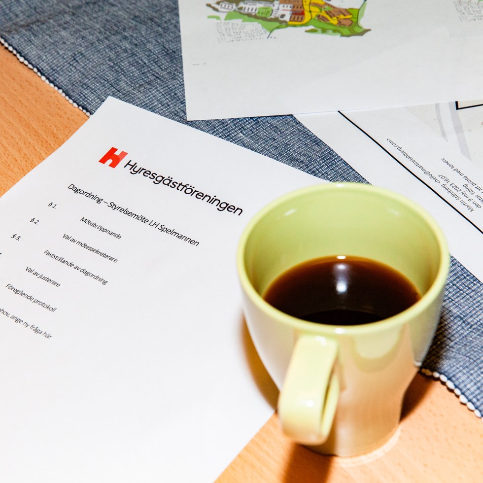 dagordning och kaffemugg