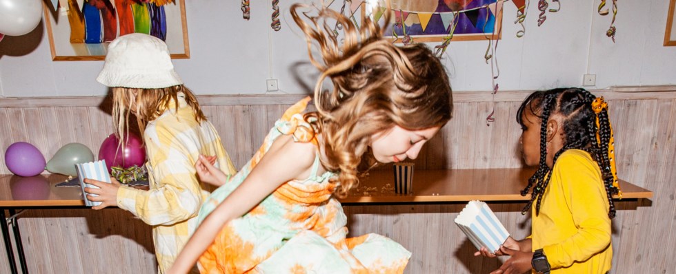 flicka på ett barnkalas hoppar