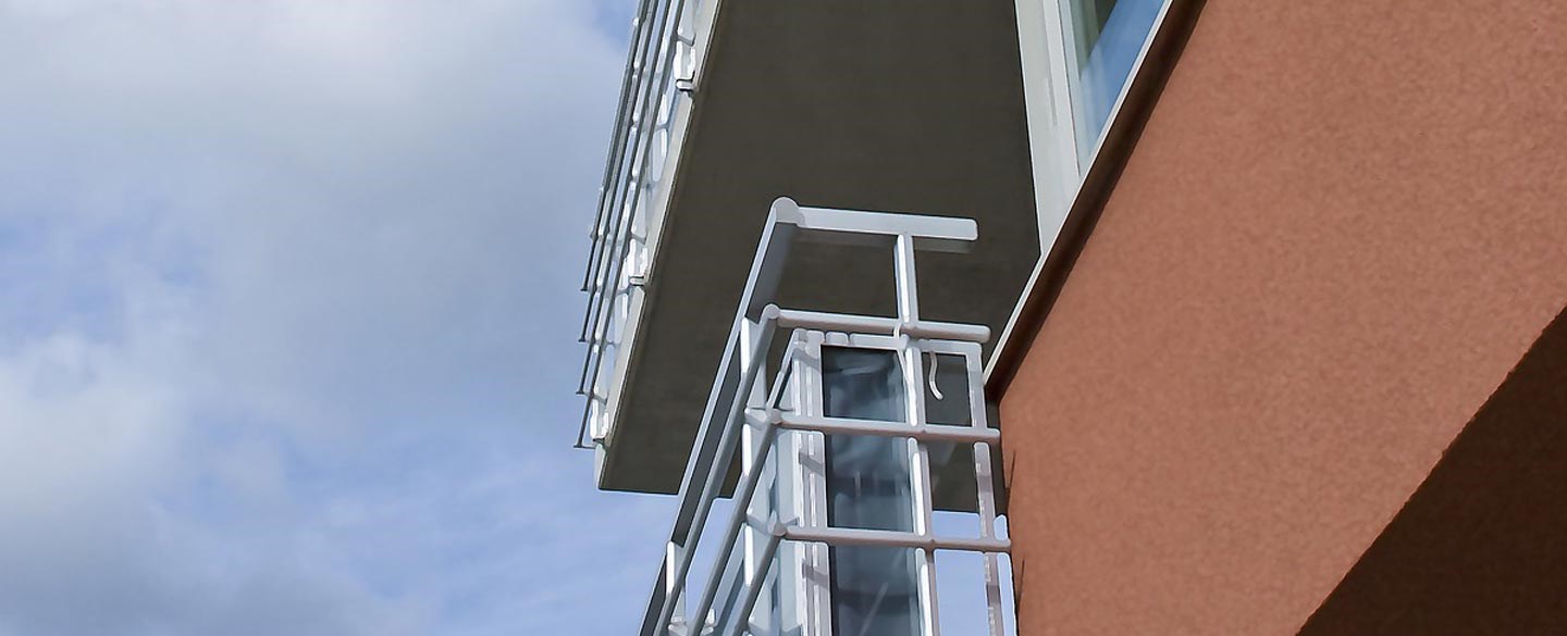 En husfasad med balkonger