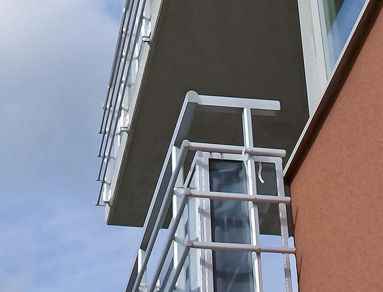 En husfasad med balkonger