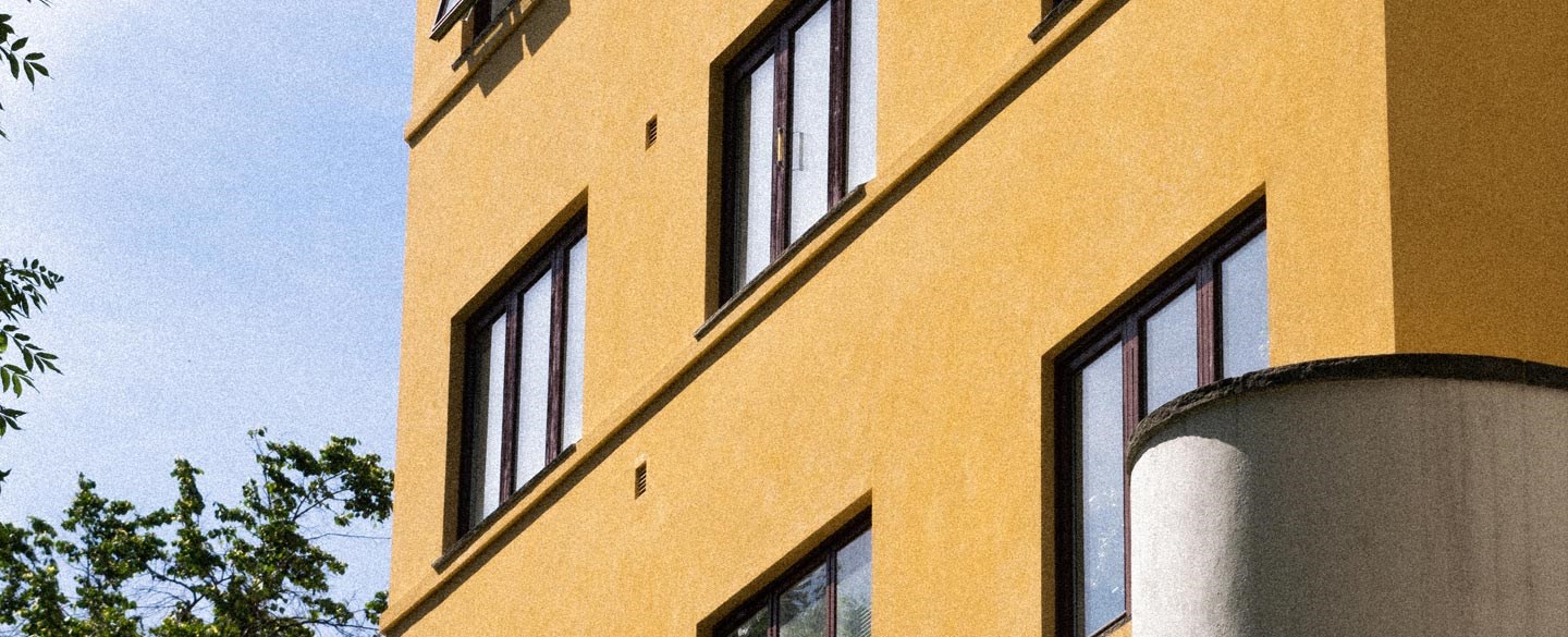 Bilden visar en gul husfasad