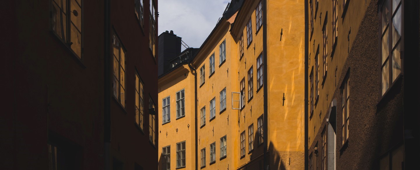 Bild på gul husfasad