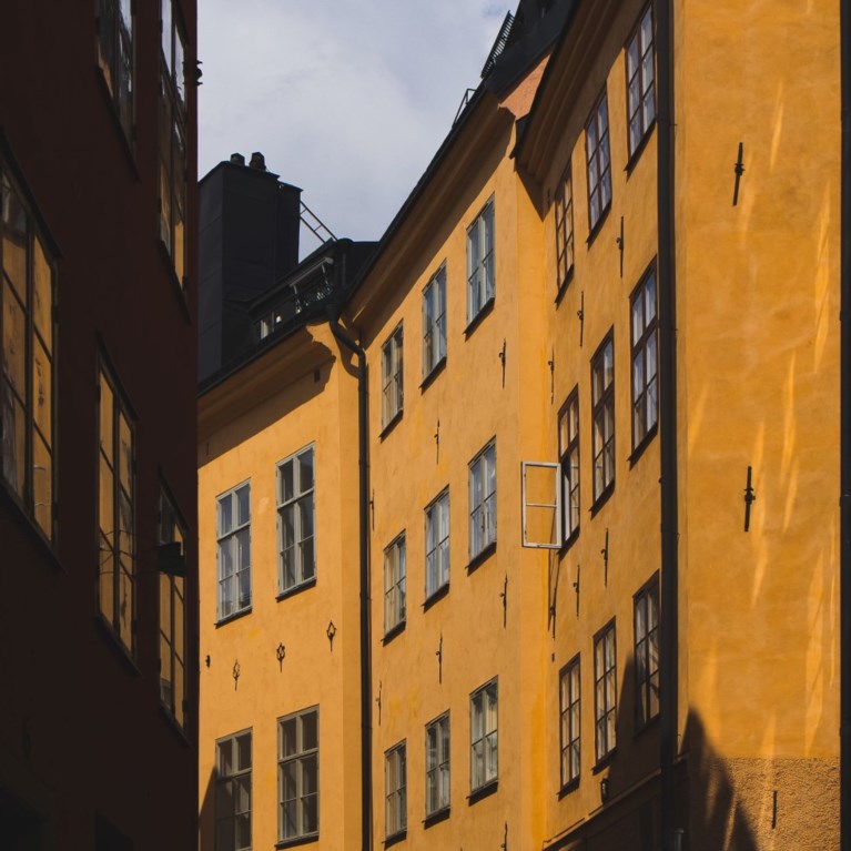 Bild på gul husfasad