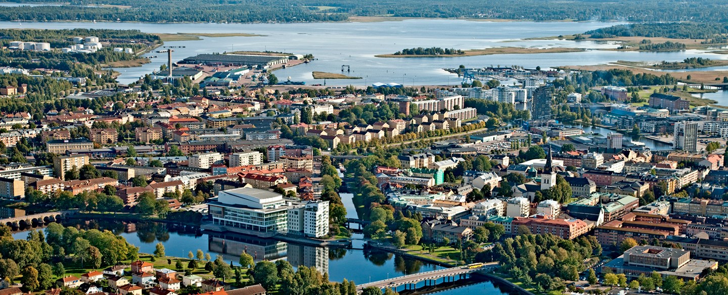 Karlstad med Vänern i bakgrunden.