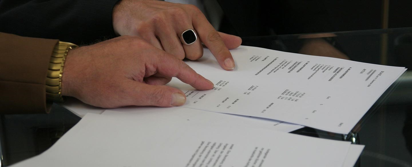 Bilden föreställer personer som skriver kontrakt