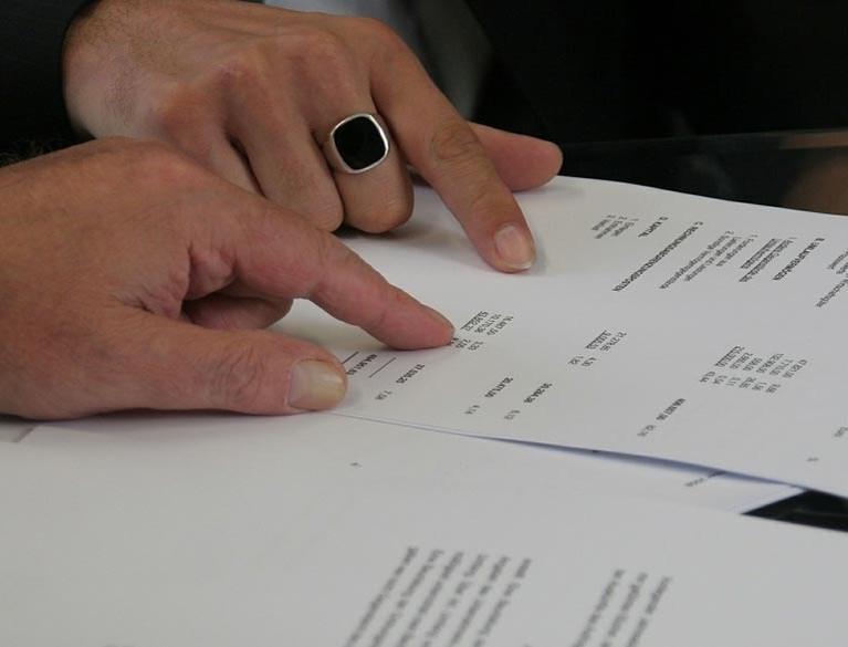 Bilden föreställer personer som skriver kontrakt