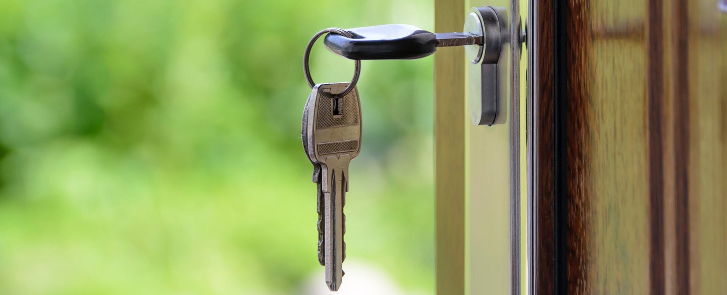 Bilden visar en nyckel i ett lås.