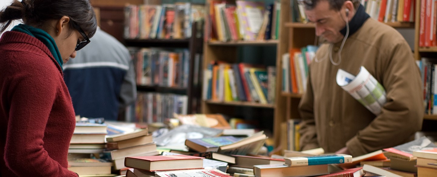 Två personer tittar bland begagnade böcker