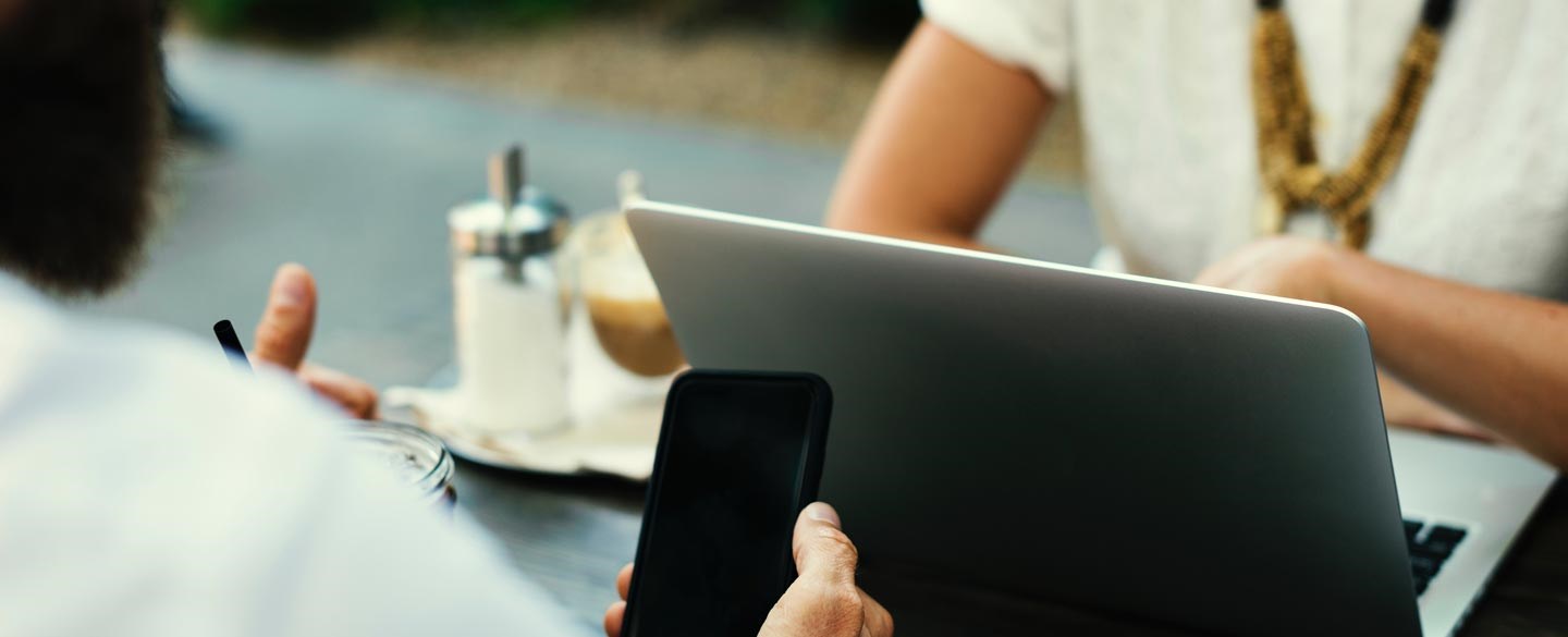 Personer har möte utomhus