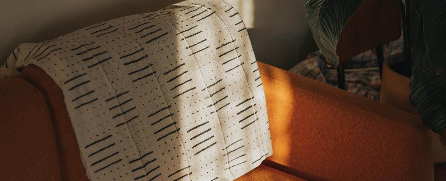 Solen skiner in på en soffa