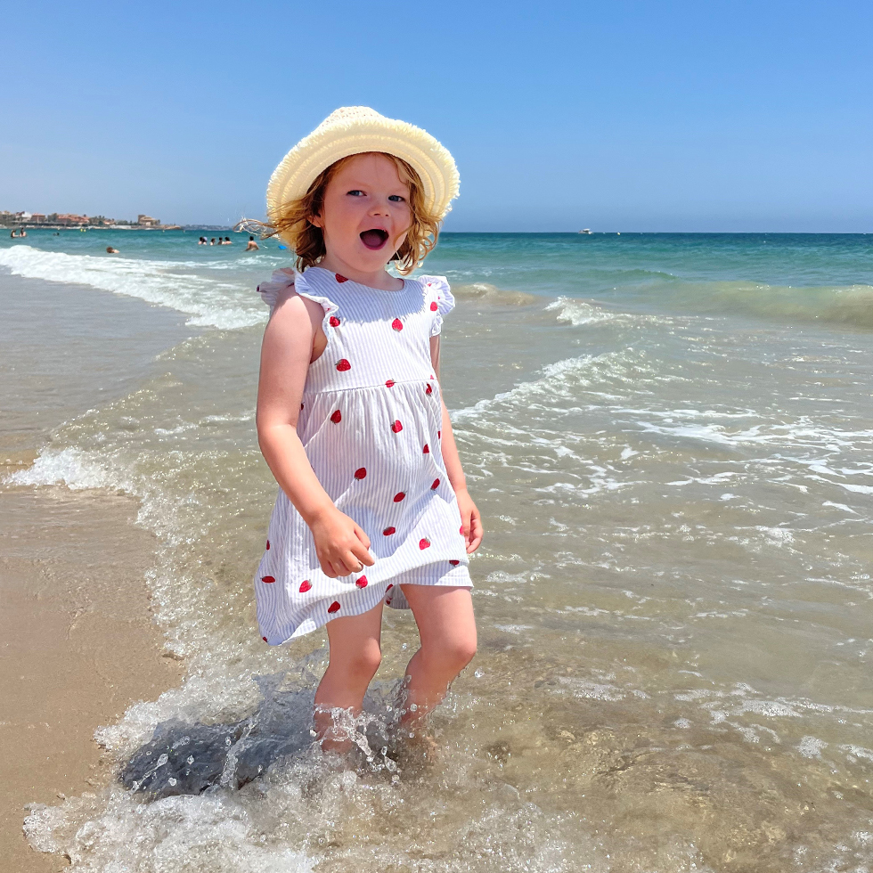 En flicka på en strand