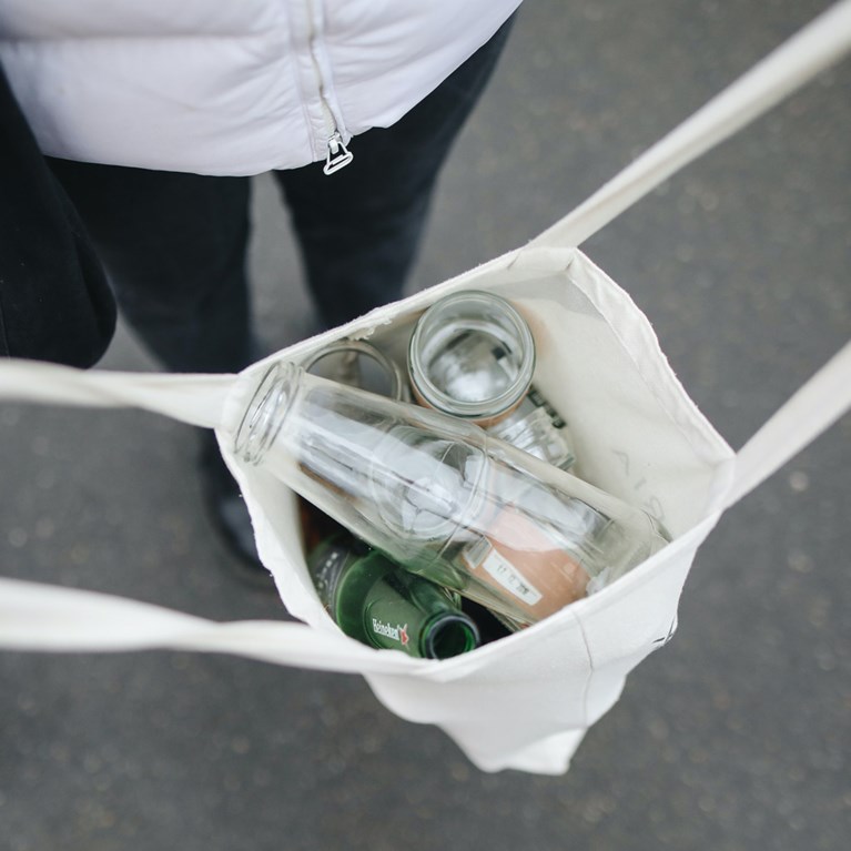 Bild på öppen tygkasse med glasförpackningar i