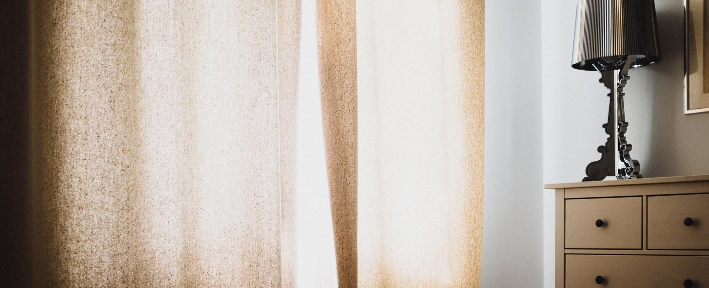 Bilden visar detaljer ur ett sovrum