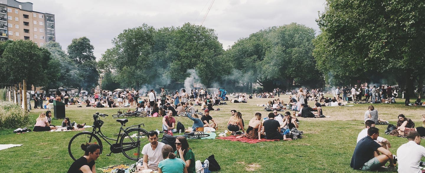 Människor umgås på allmännytta vid hyreshus