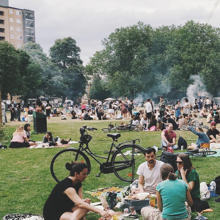 Människor umgås på allmännytta vid hyreshus