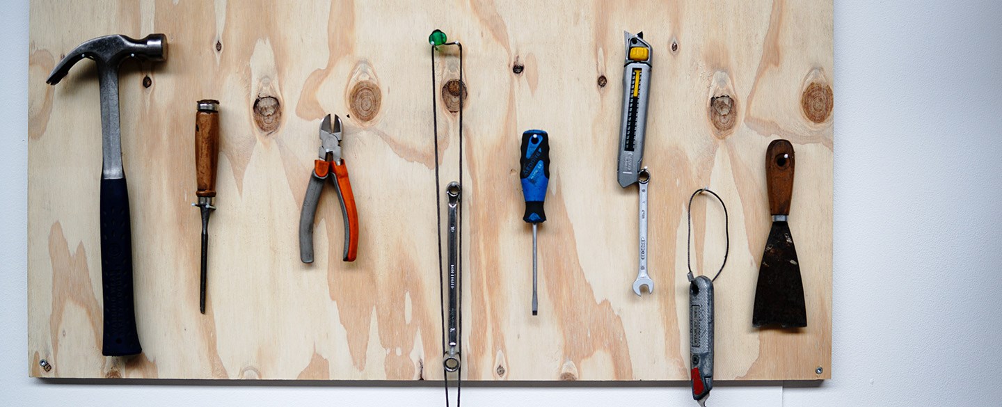 Verktyg som hänger på en träpanel
