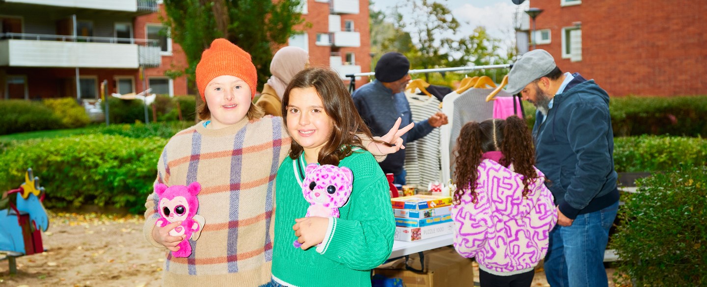 barn på loppis håller gossedjur