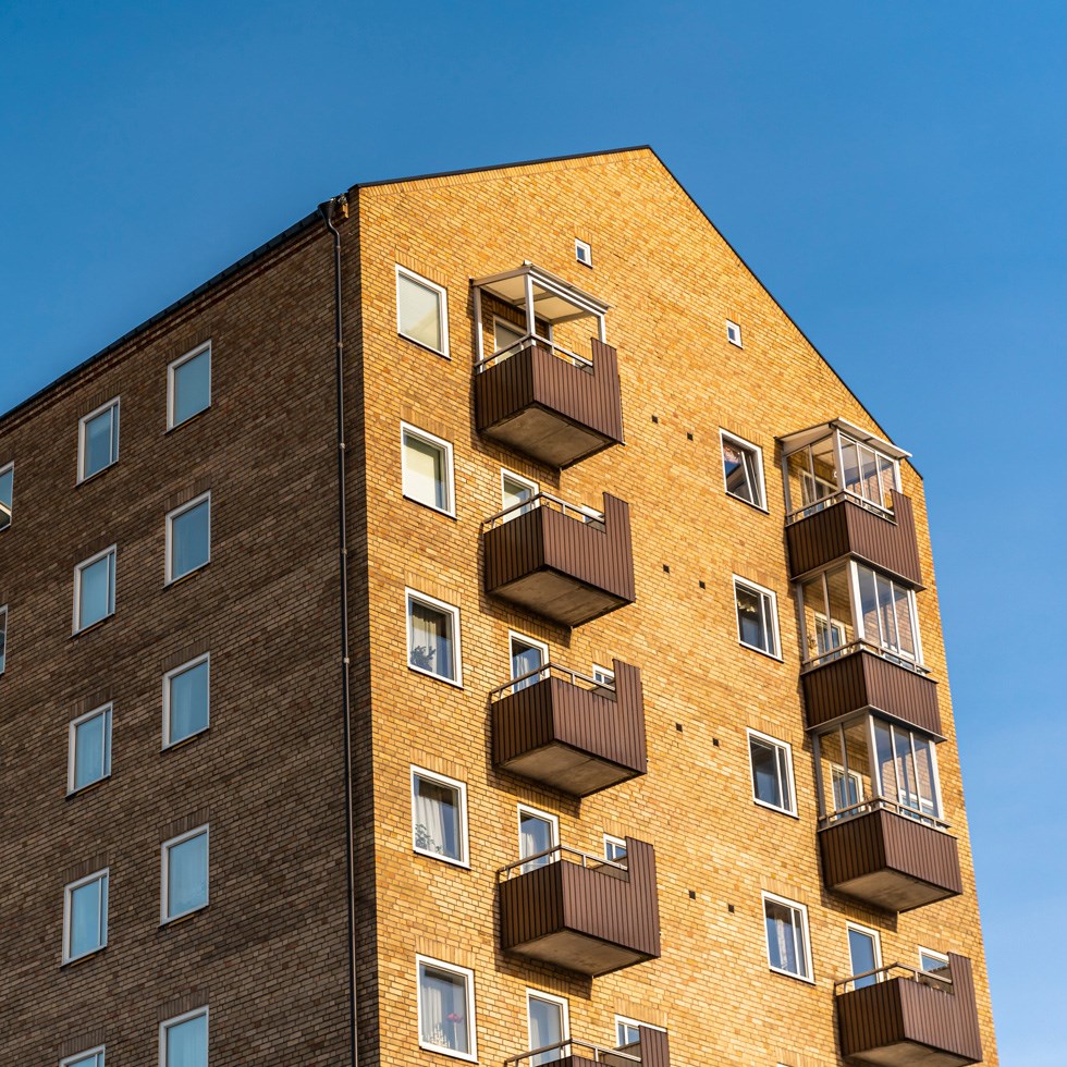 Ett hyreshus i gult tegel