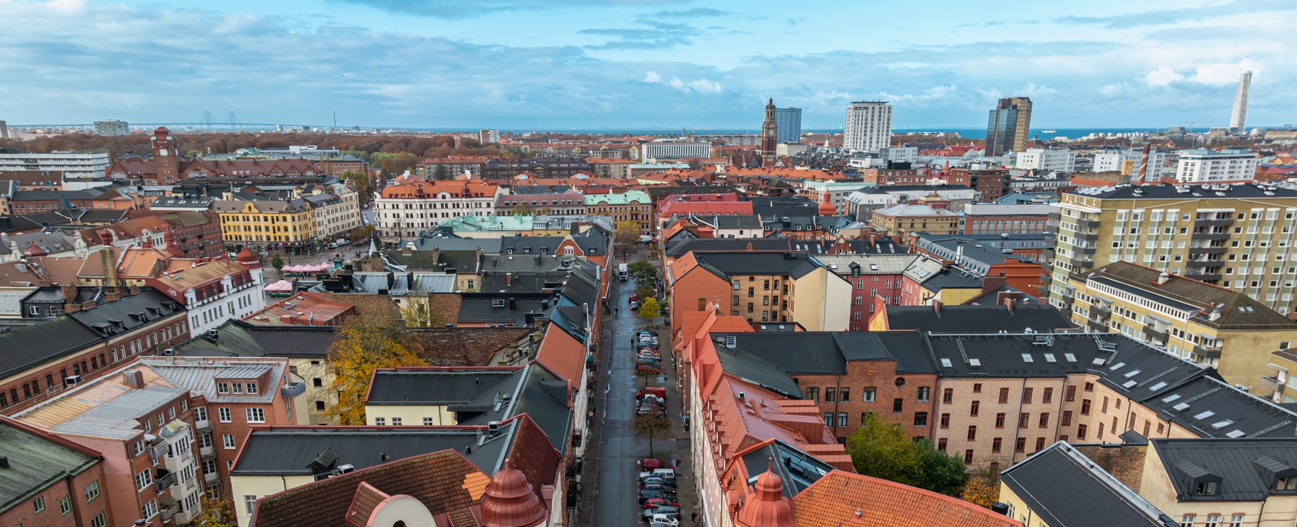 Hus stad bilar väg himmel