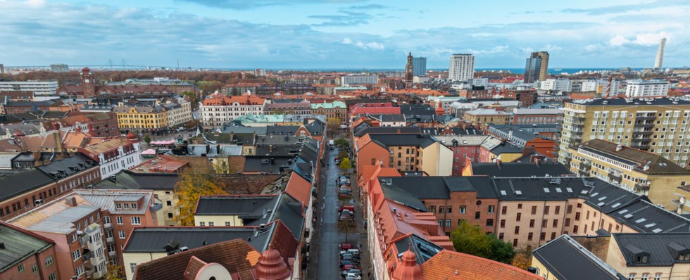 Hus stad bilar väg himmel