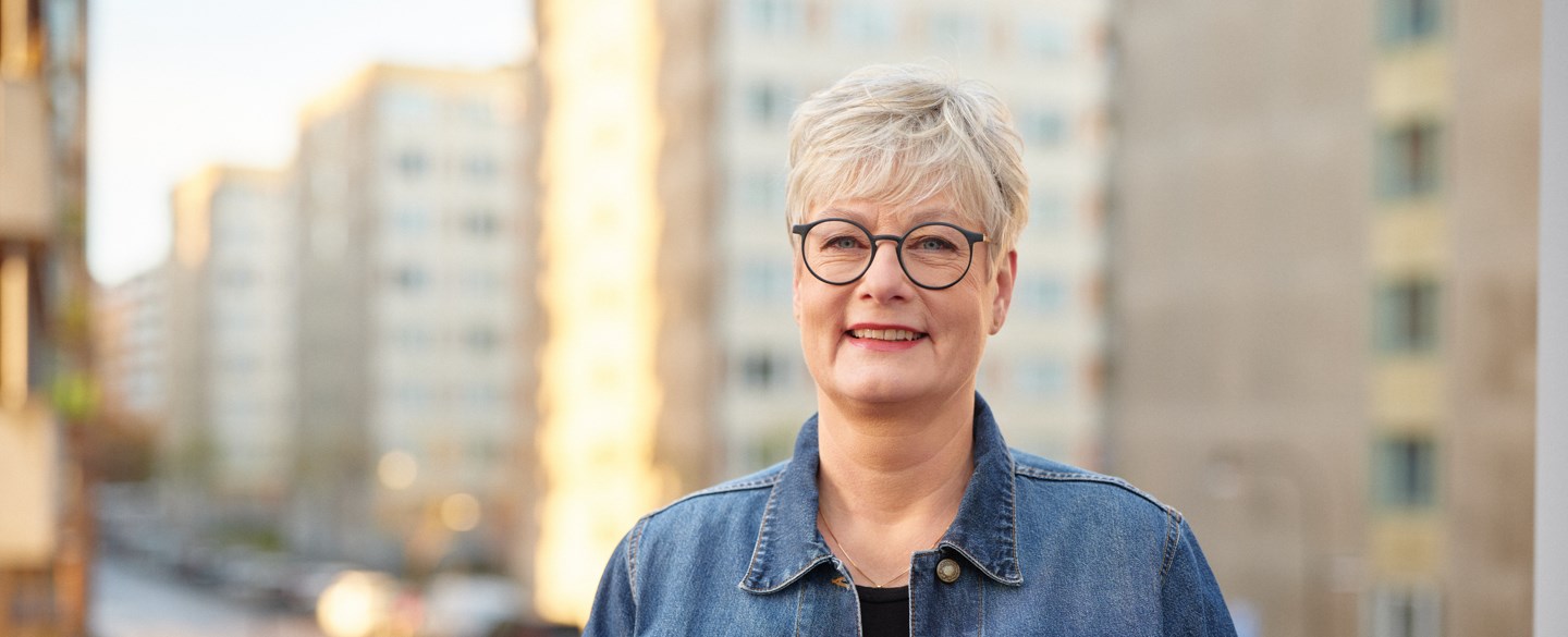 Marie Linder i stadsmiljö, sommar