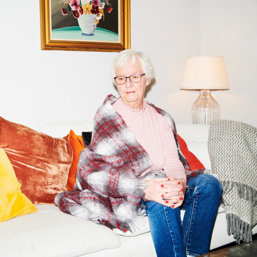 En dam sitter i en soffa.