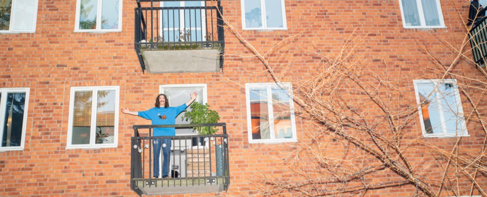 En man står på en balkong.