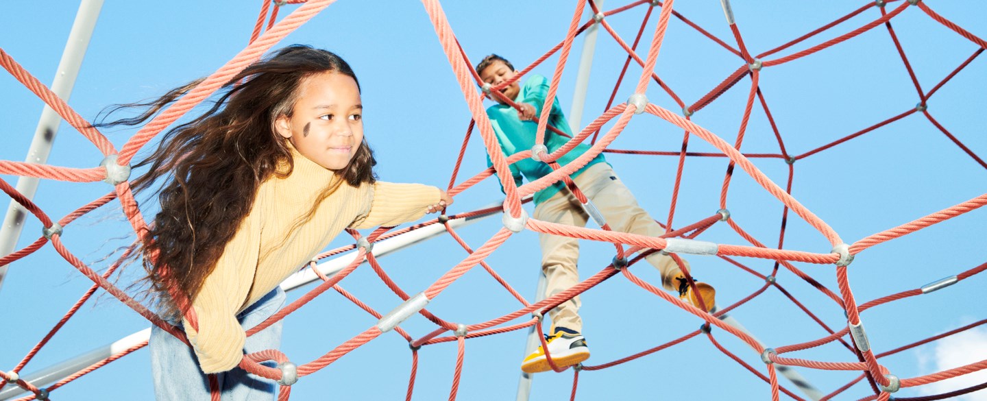 barn klättrar klätterställning