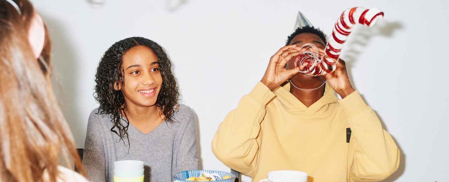 barn blåser serpentin