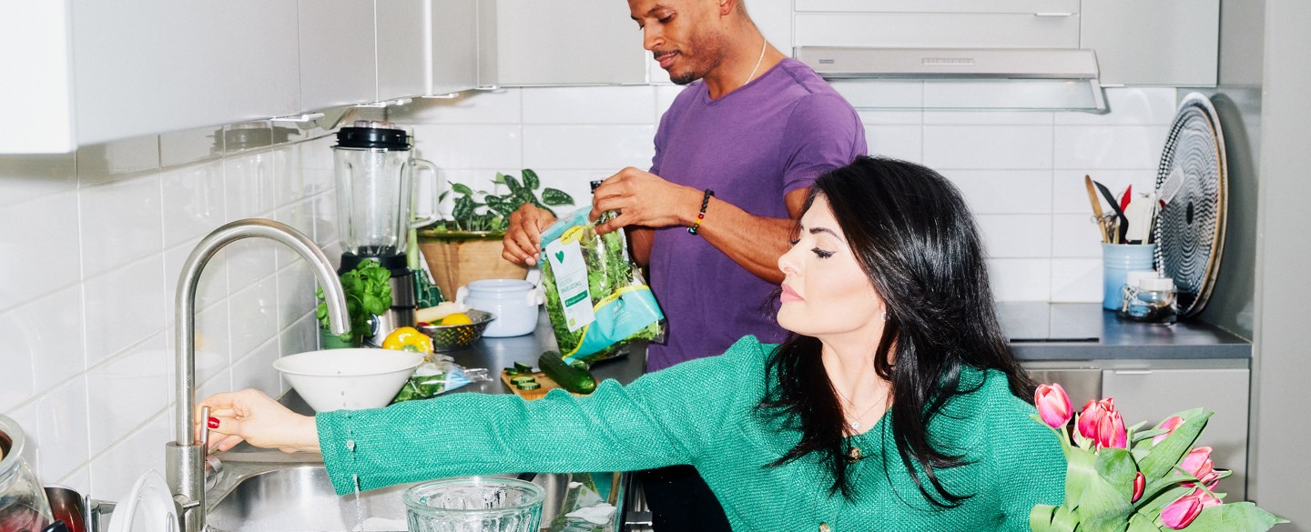 kvinna tar vatten till blommor