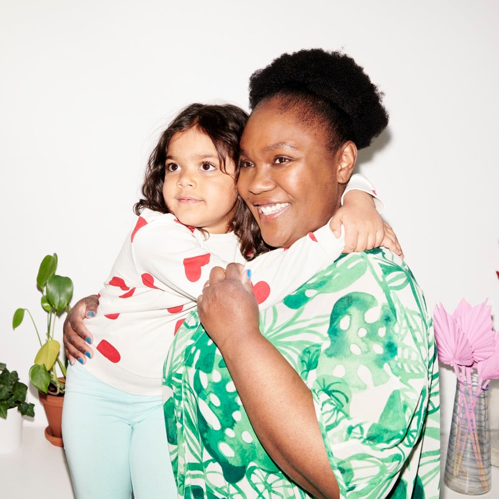 Ett barn och en kvinna kramas