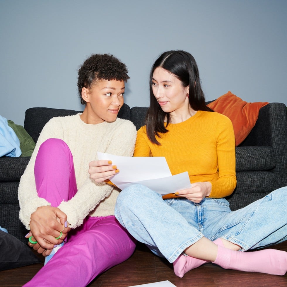 Två personer läser på ett papper.