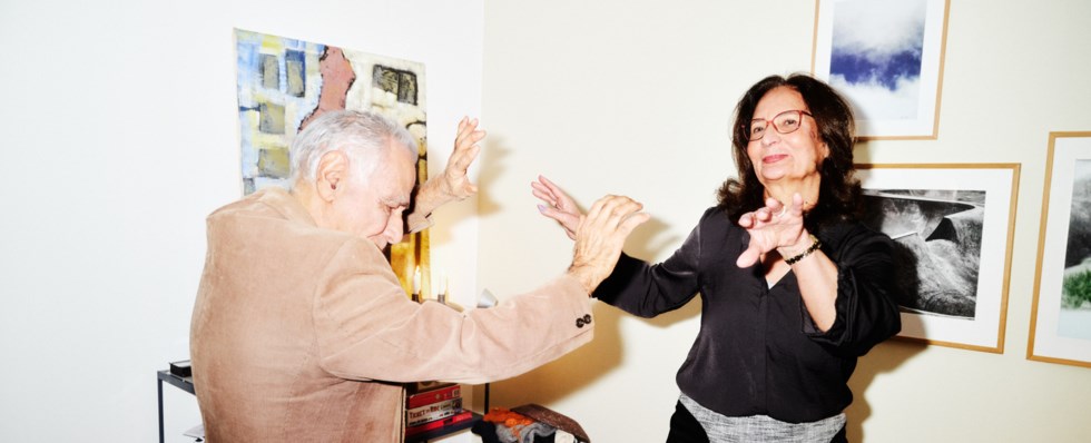 äldre par dansar till musik