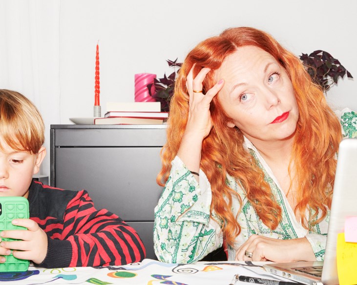 En mamma och son sitter vid ett köksbord